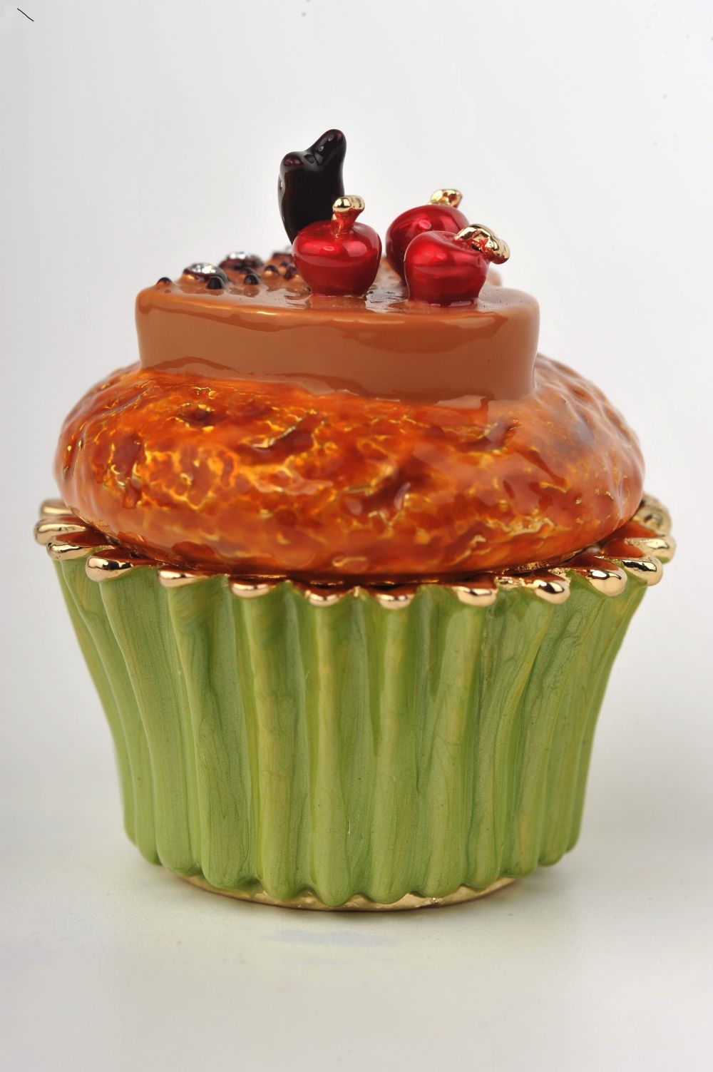 Cupcake au beurre avec cœur en chocolat et cerises