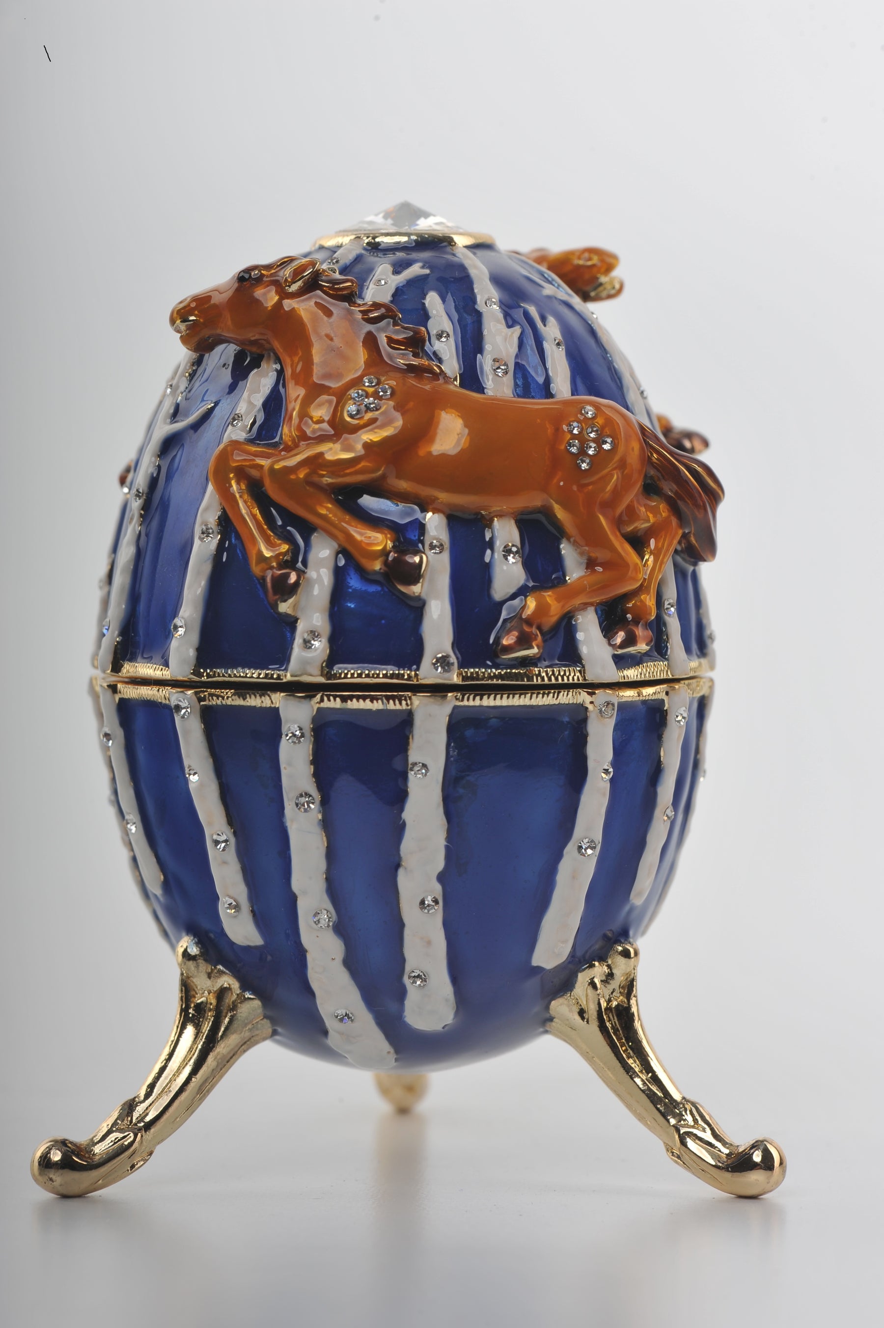 Blaue Fabergé-Ei-Schmuckschachtel mit braunen Pferden