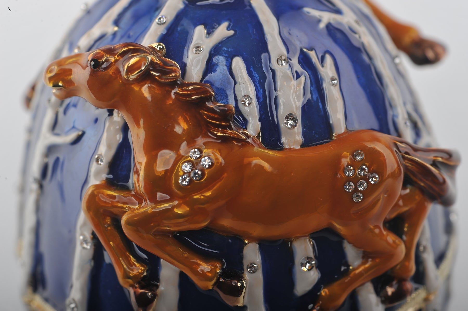 Boîte à bijoux en forme d'œuf de Fabergé bleue avec chevaux bruns