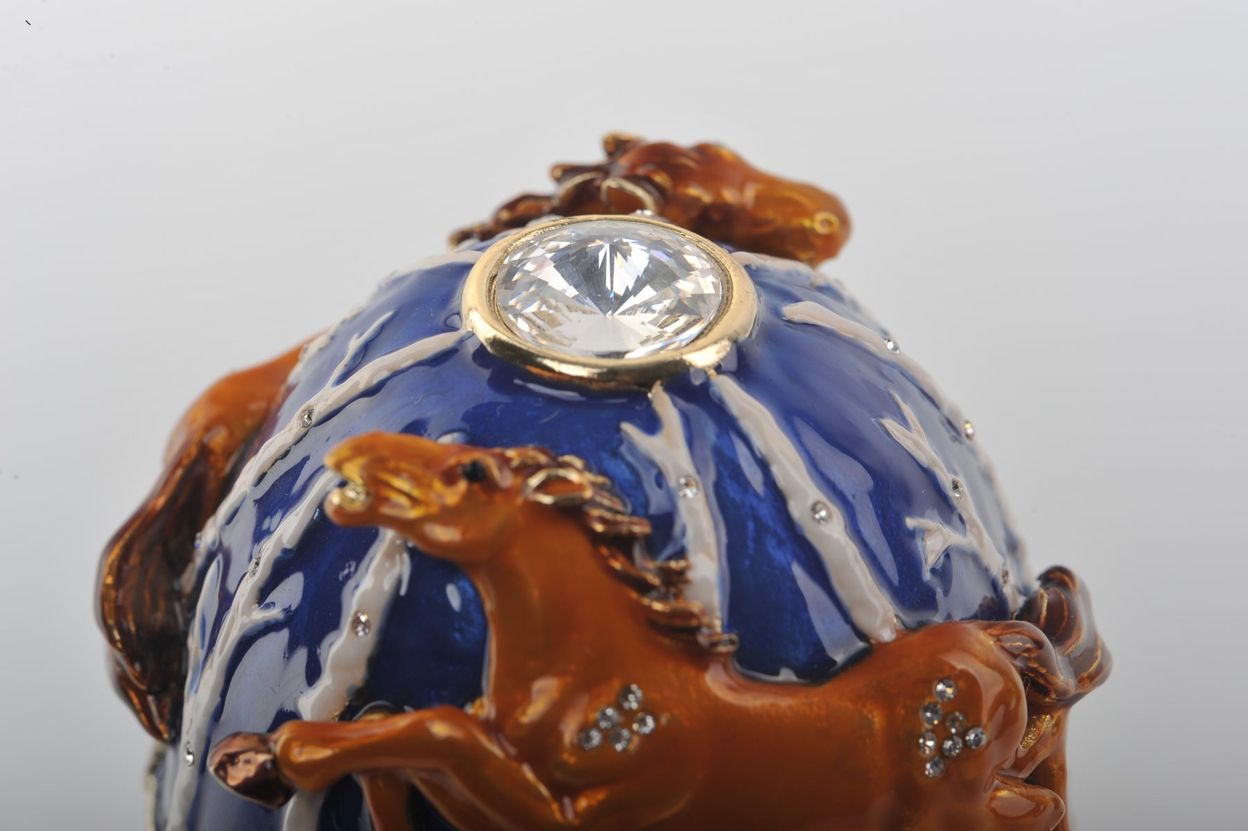 Blaue Fabergé-Ei-Schmuckschachtel mit braunen Pferden