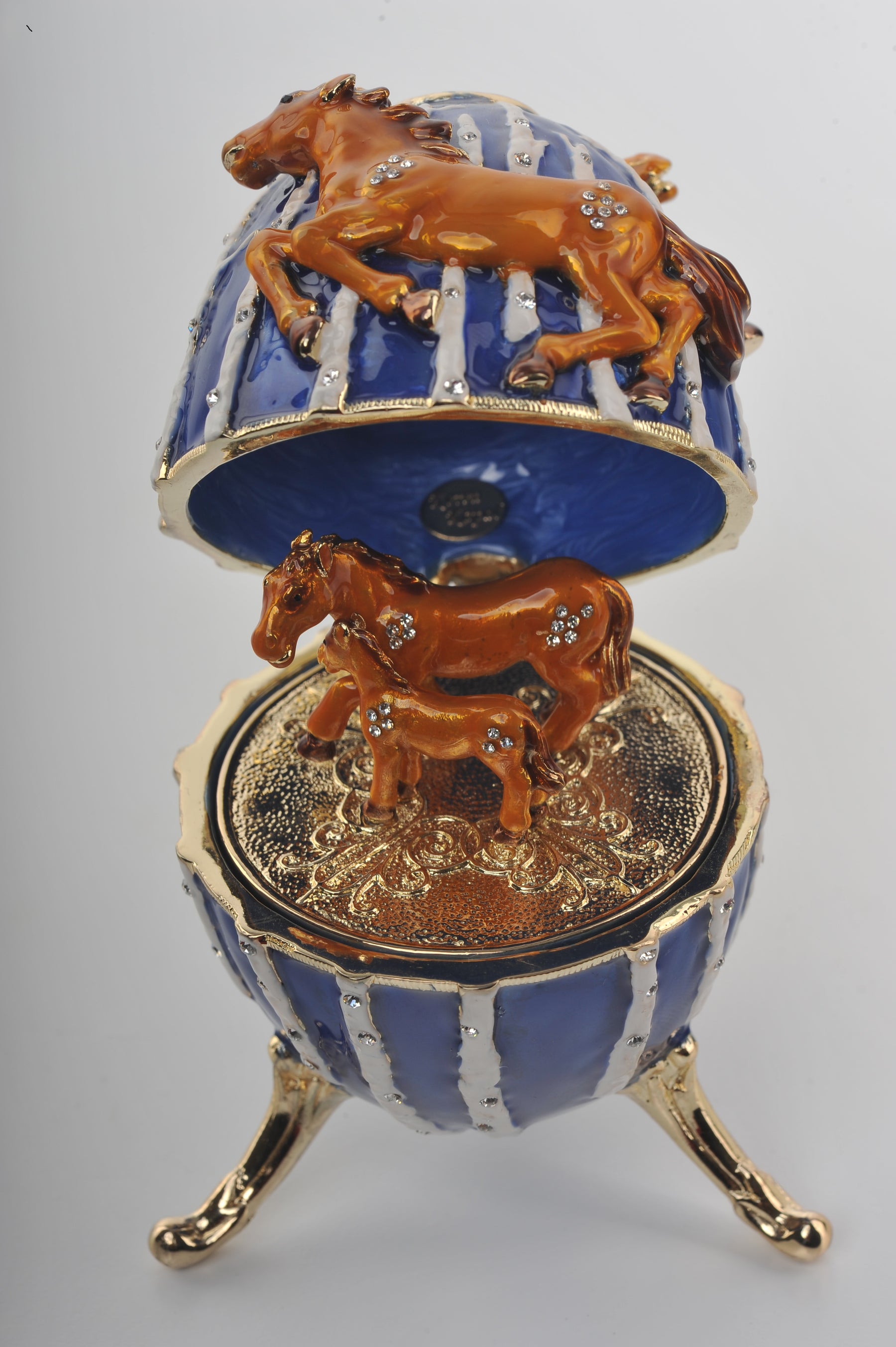 Boîte à bijoux en forme d'œuf de Fabergé bleue avec chevaux bruns