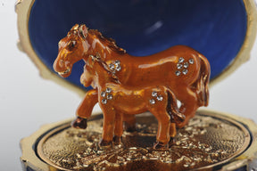 Boîte à bijoux en forme d'œuf de Fabergé bleue avec chevaux bruns