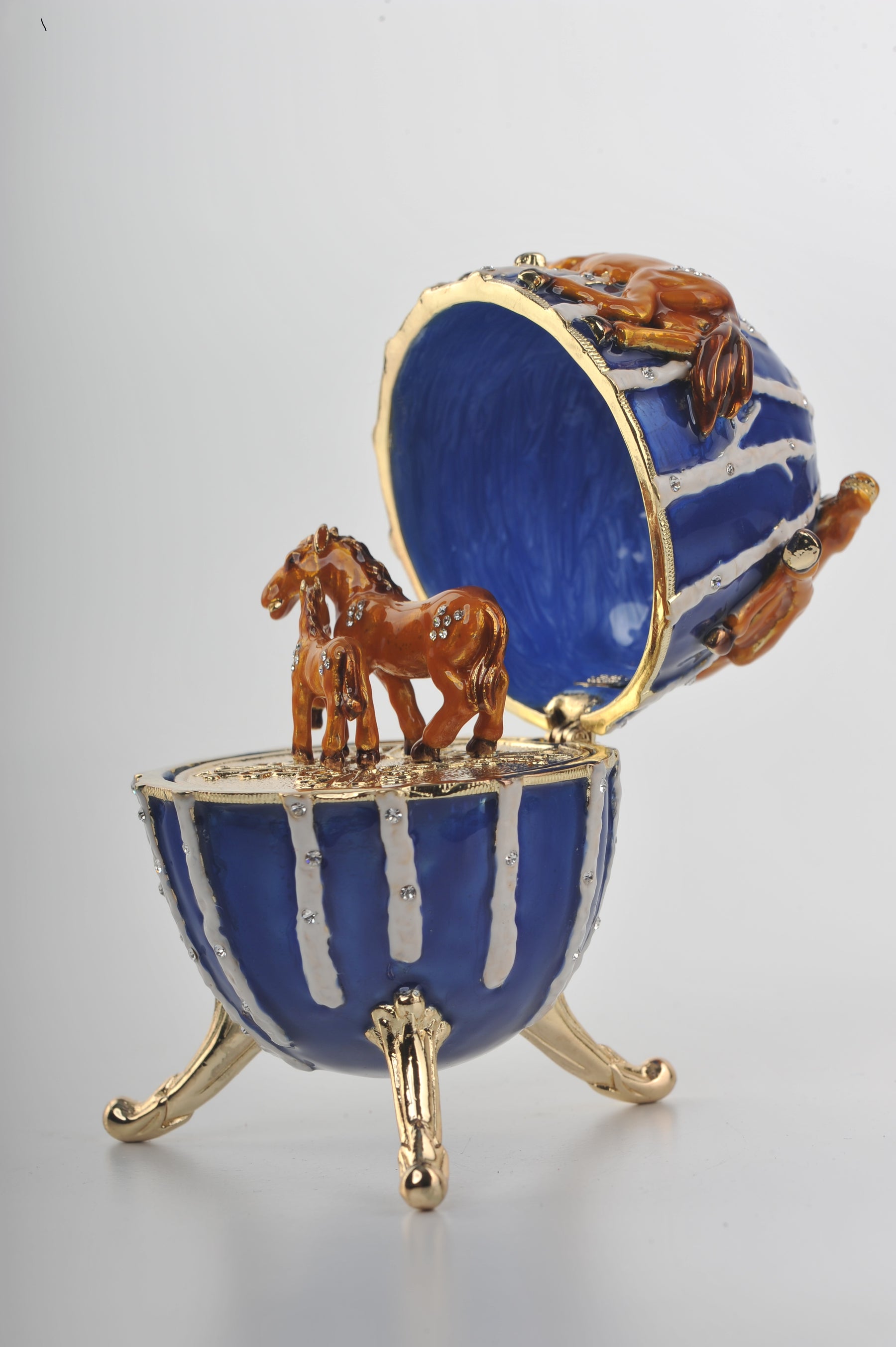 Blaue Fabergé-Ei-Schmuckschachtel mit braunen Pferden