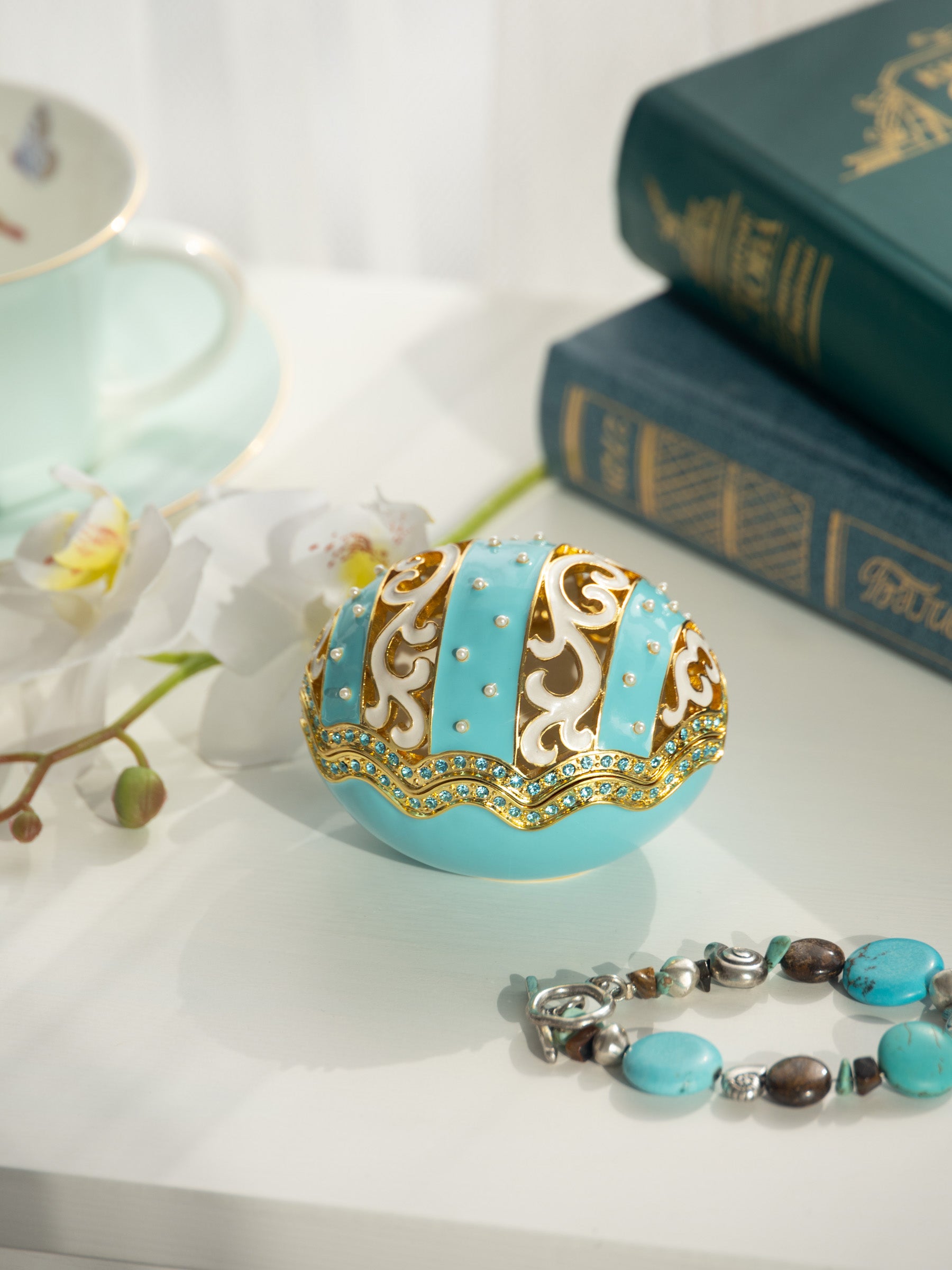 Œuf de Fabergé décoré en bleu