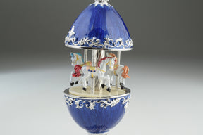 Blaues Fabergé-Eierkarussell mit weißen königlichen Pferden