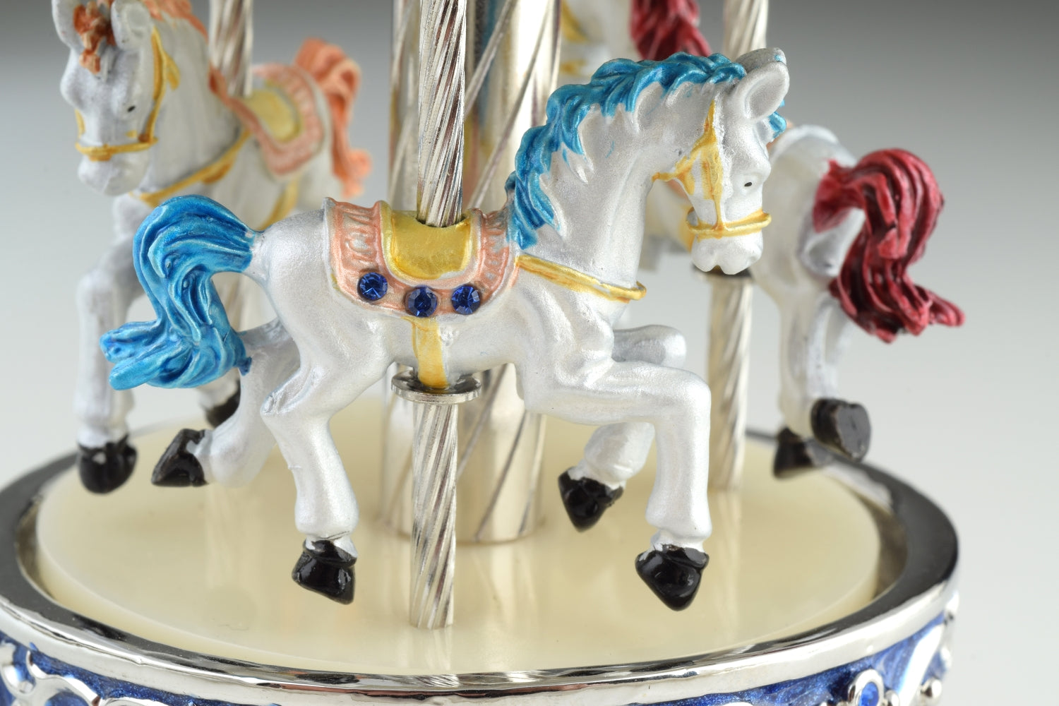 Blaues Fabergé-Eierkarussell mit weißen königlichen Pferden