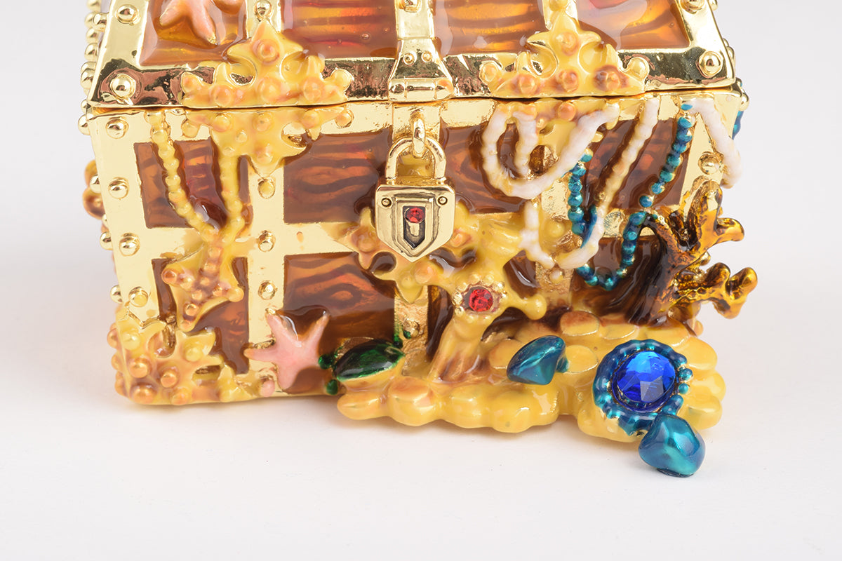 Boîte au trésor avec des perles à l'intérieur