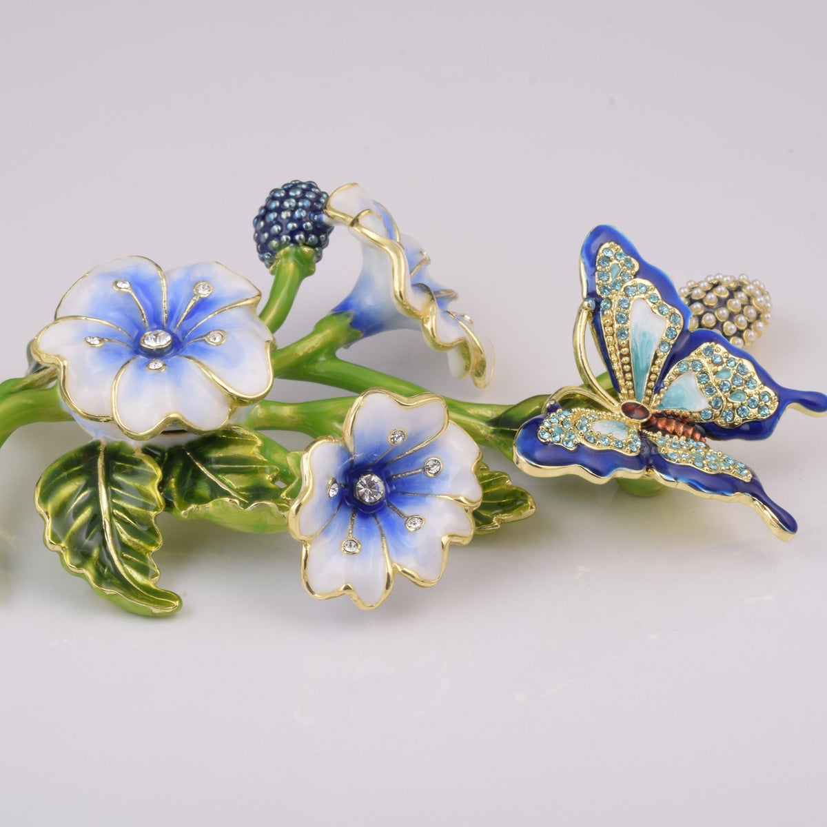 Blauer Schmetterling auf Blumen