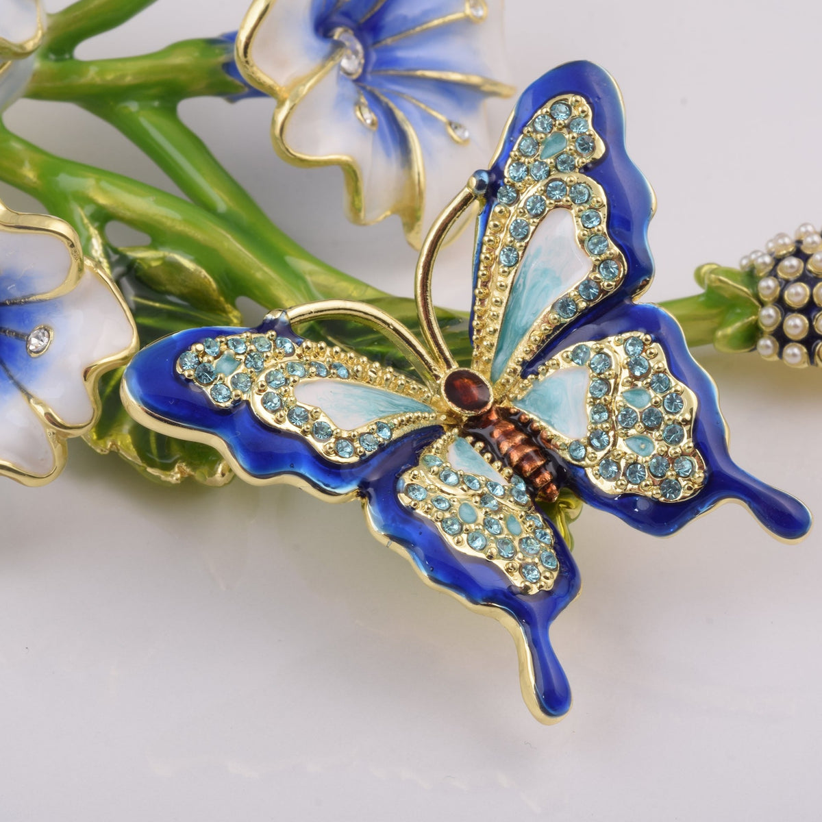 Papillon bleu sur des fleurs