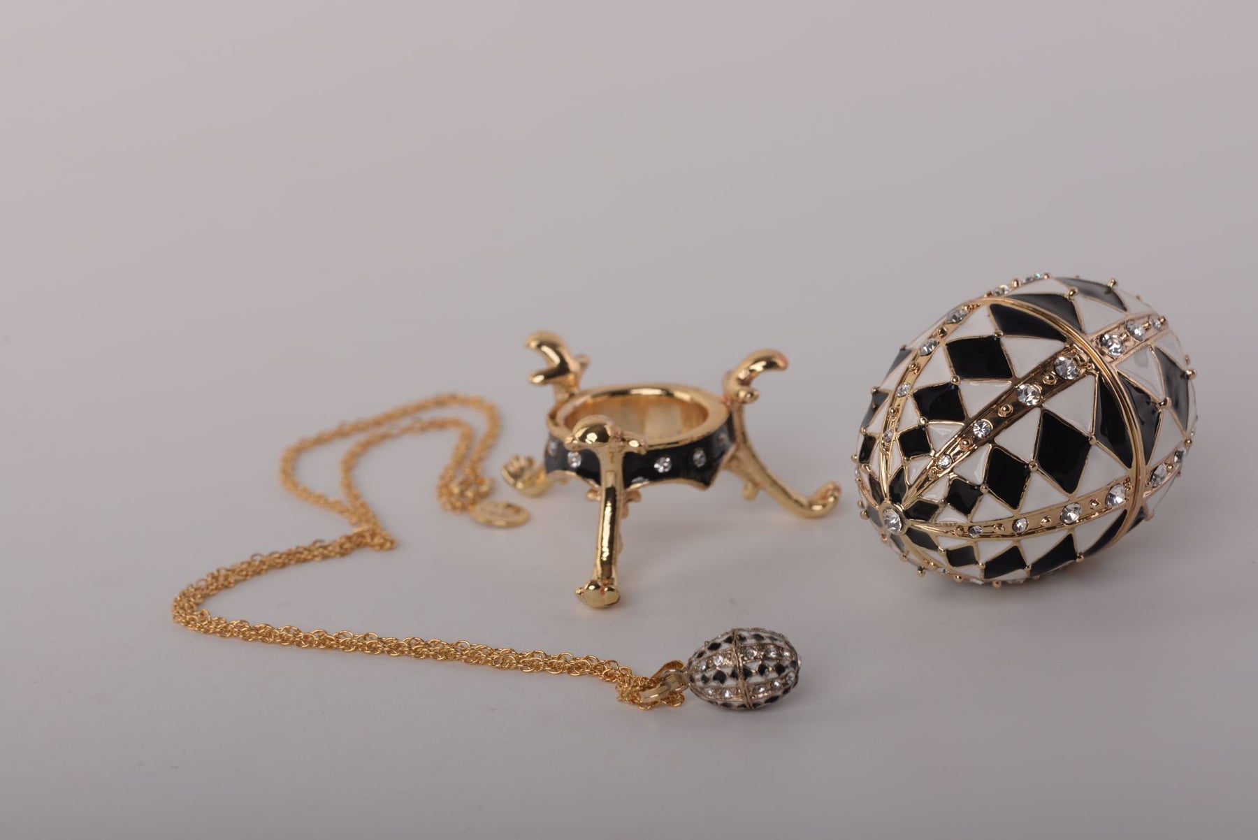 Oeuf de Fabergé noir et blanc avec collier en or à l'intérieur