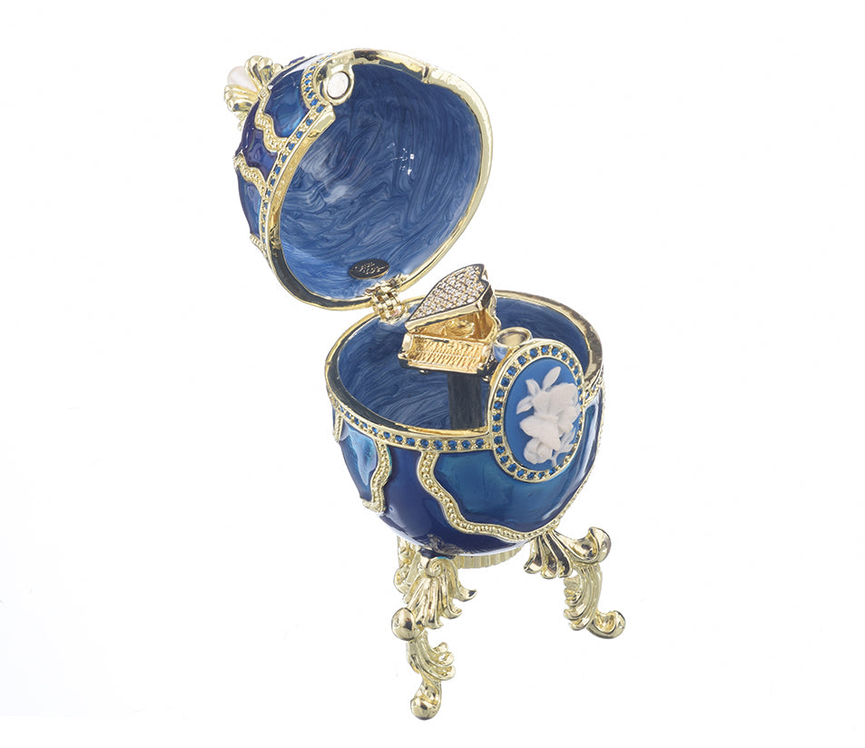 Oeuf de Fabergé bleu avec piano à l'intérieur