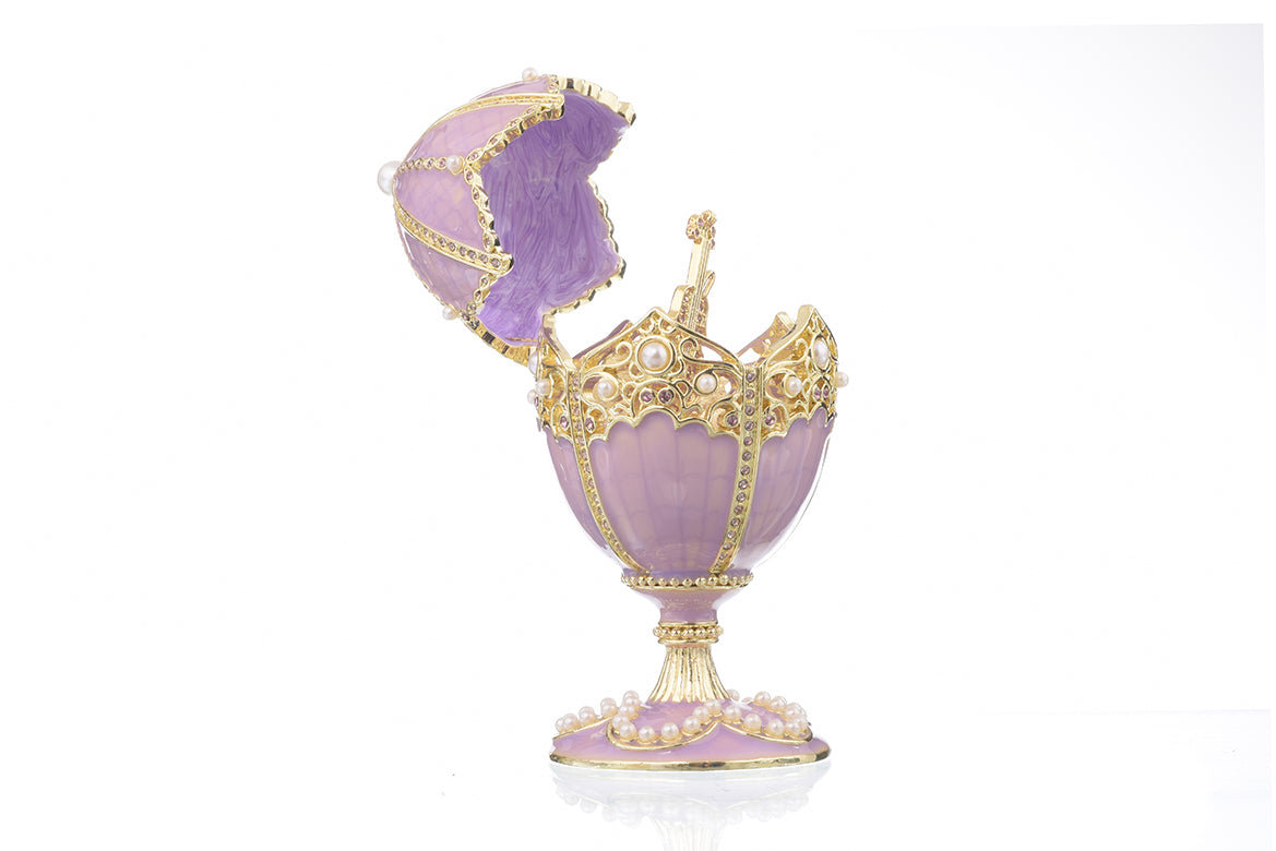Oeuf de Fabergé violet avec violon à l'intérieur