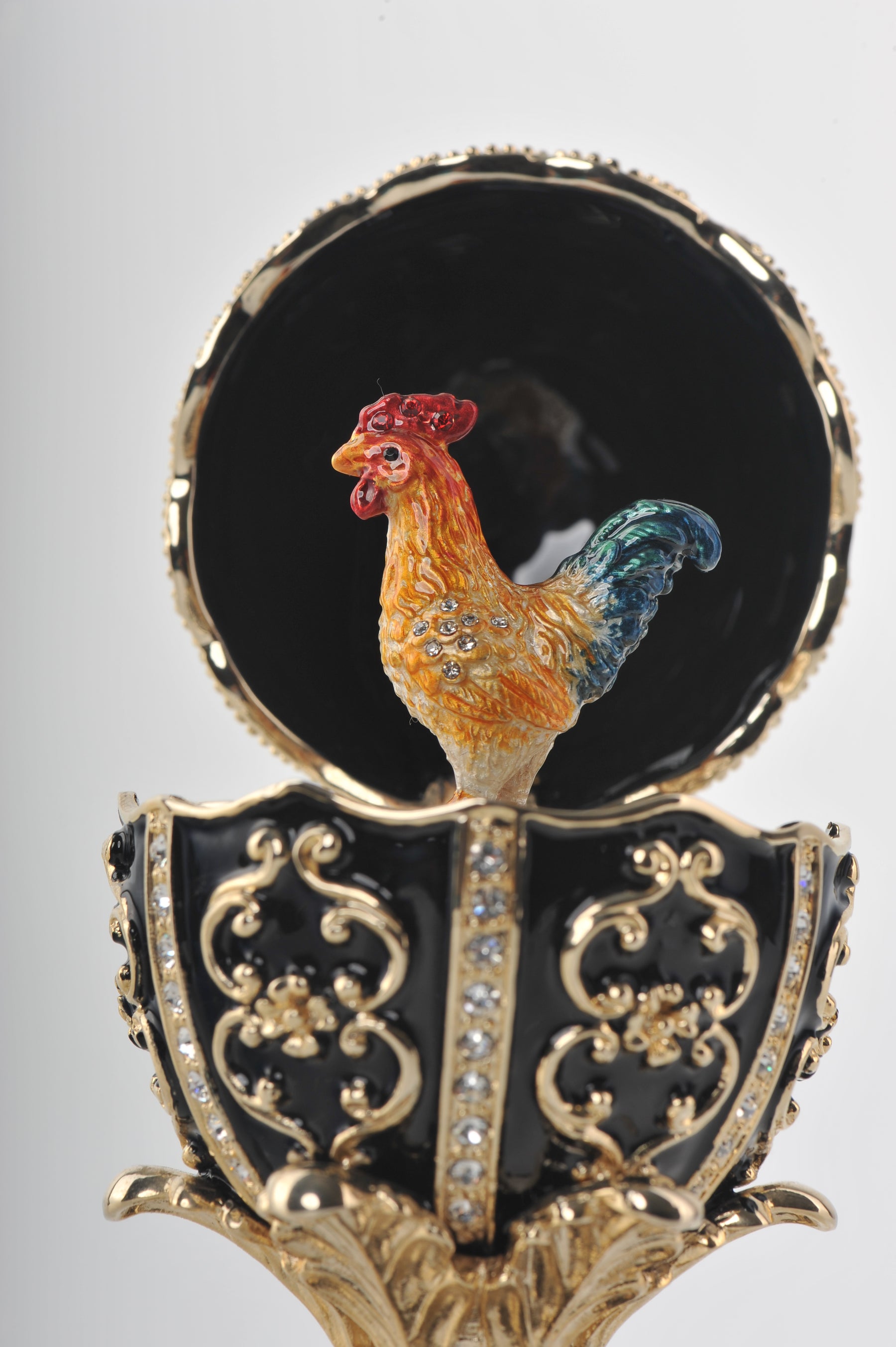 Schwarzes Fabergé-Ei mit einem Huhn darin