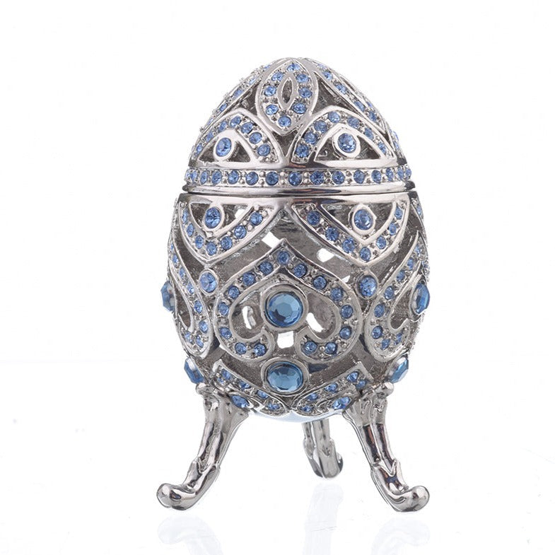 Silbernes Fabergé-Ei mit blauen Kristallen