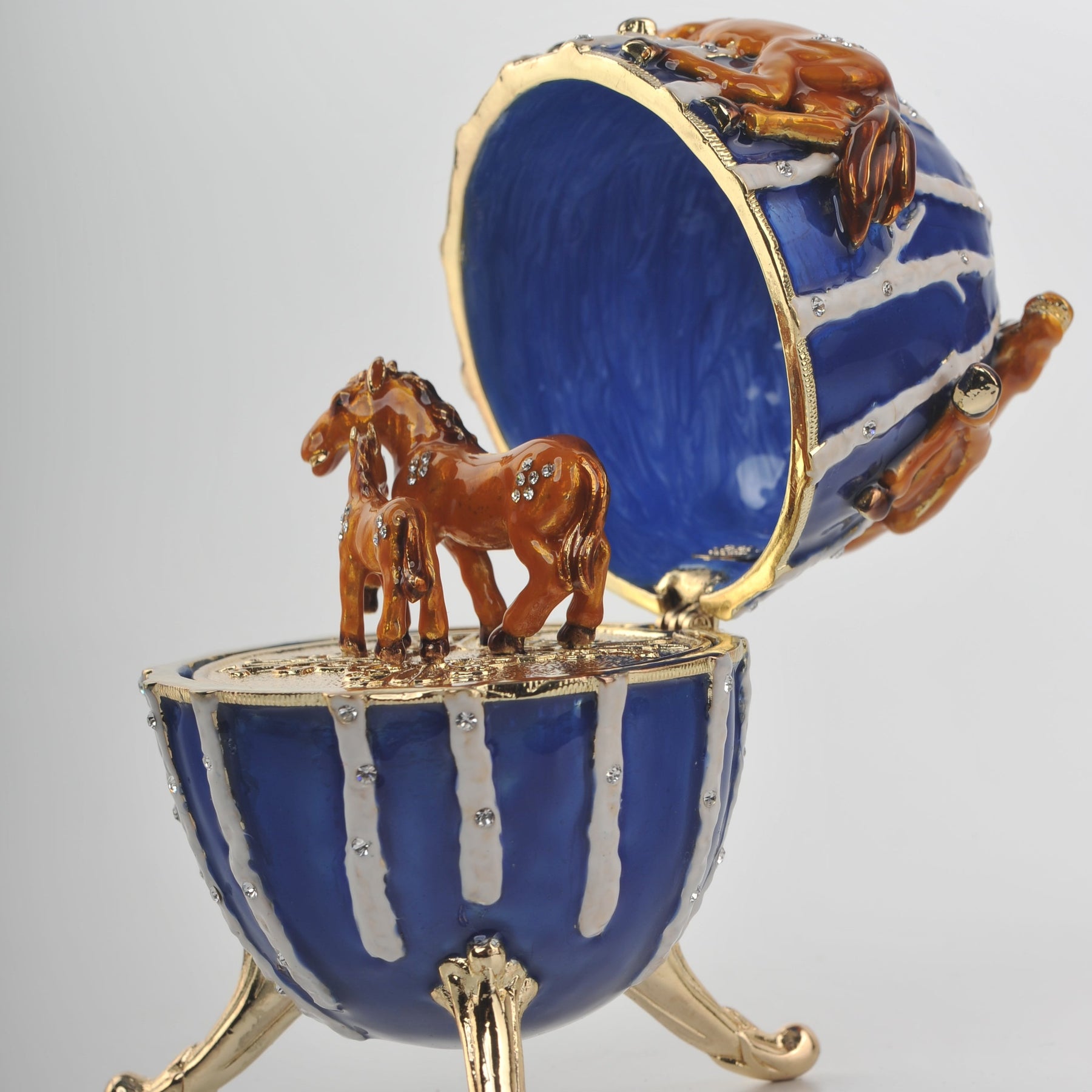 Boîte à bijoux en forme d'œuf de Fabergé bleue avec chevaux bruns