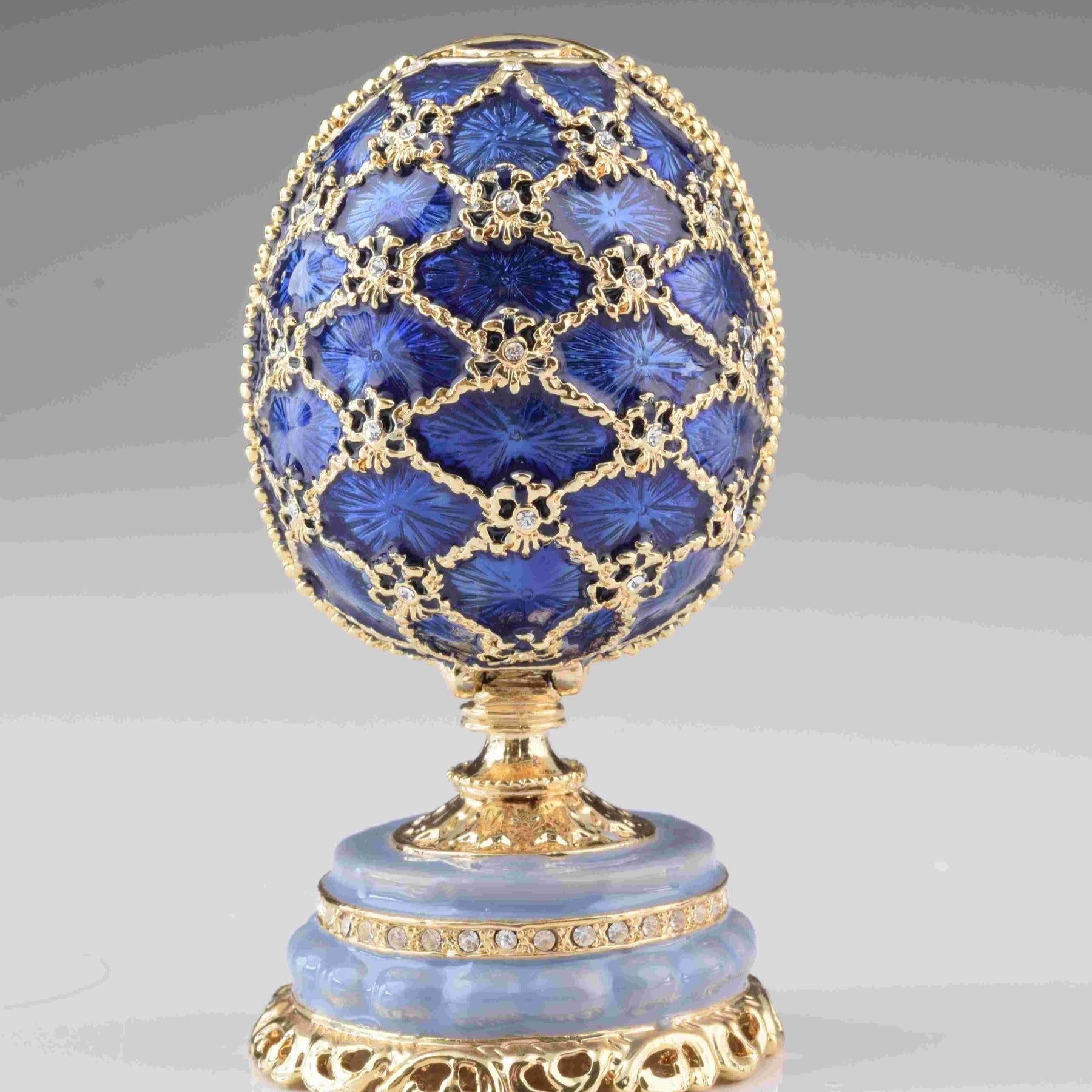 Blaues Fabergé-Ei mit Schloss im Inneren