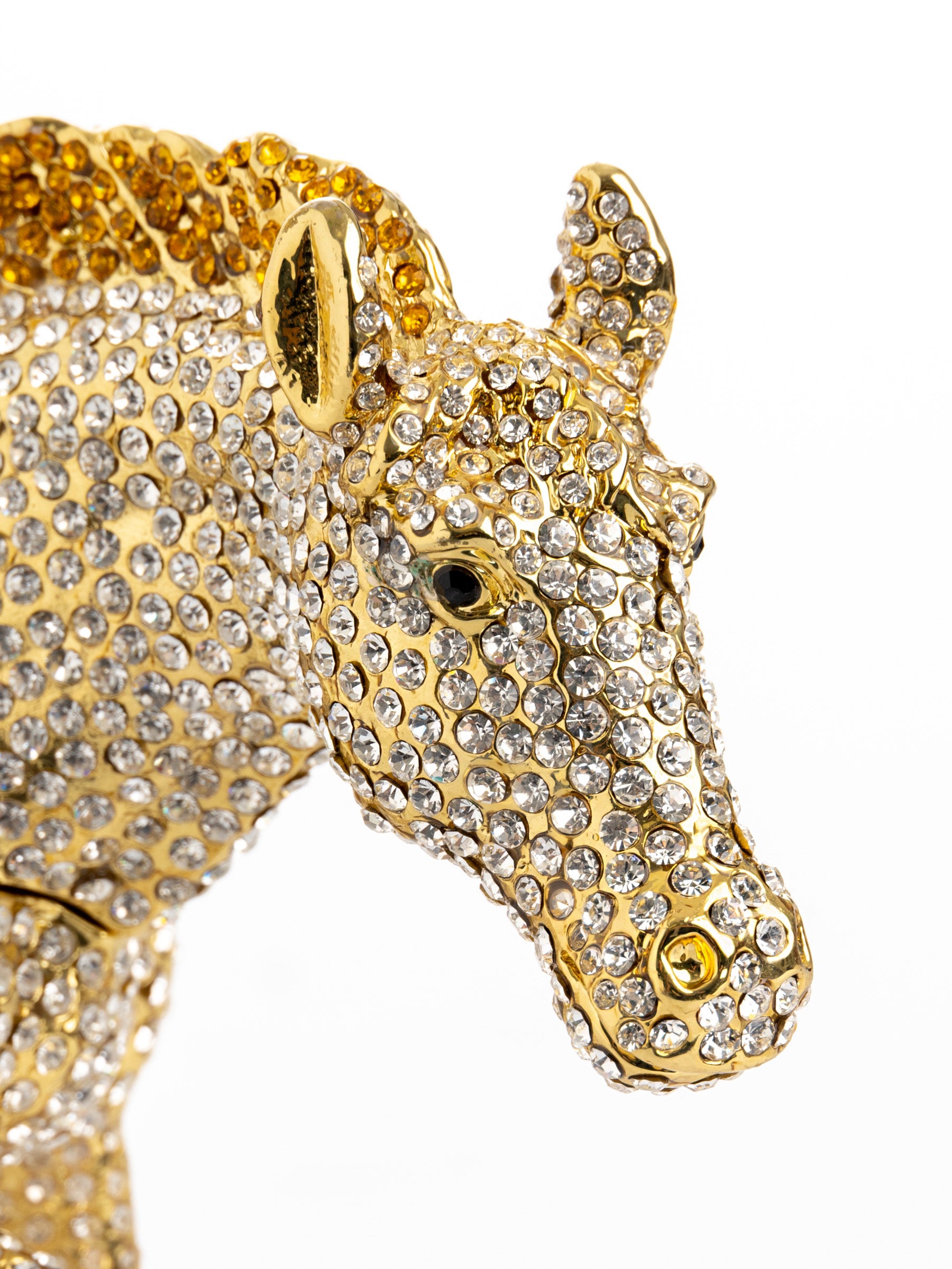 Großes goldenes Pferd mit weißen Kristallen verziert