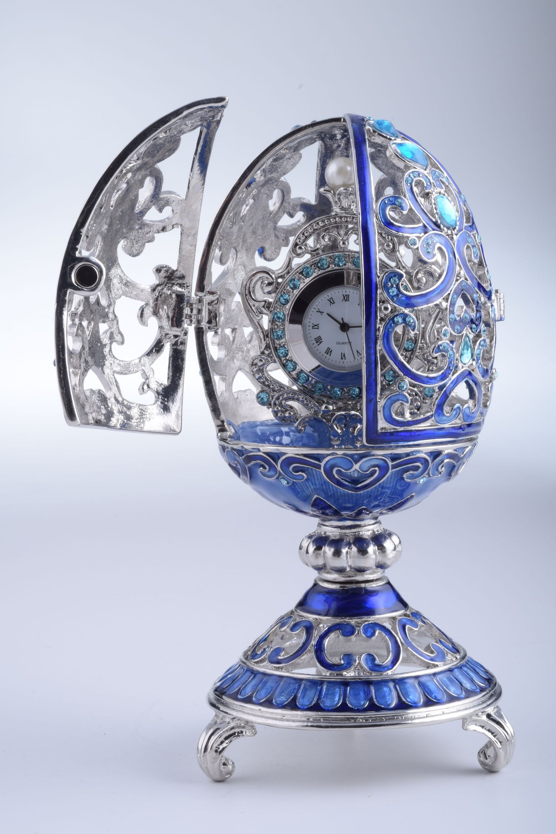 Oeuf Fabergé argenté et bleu