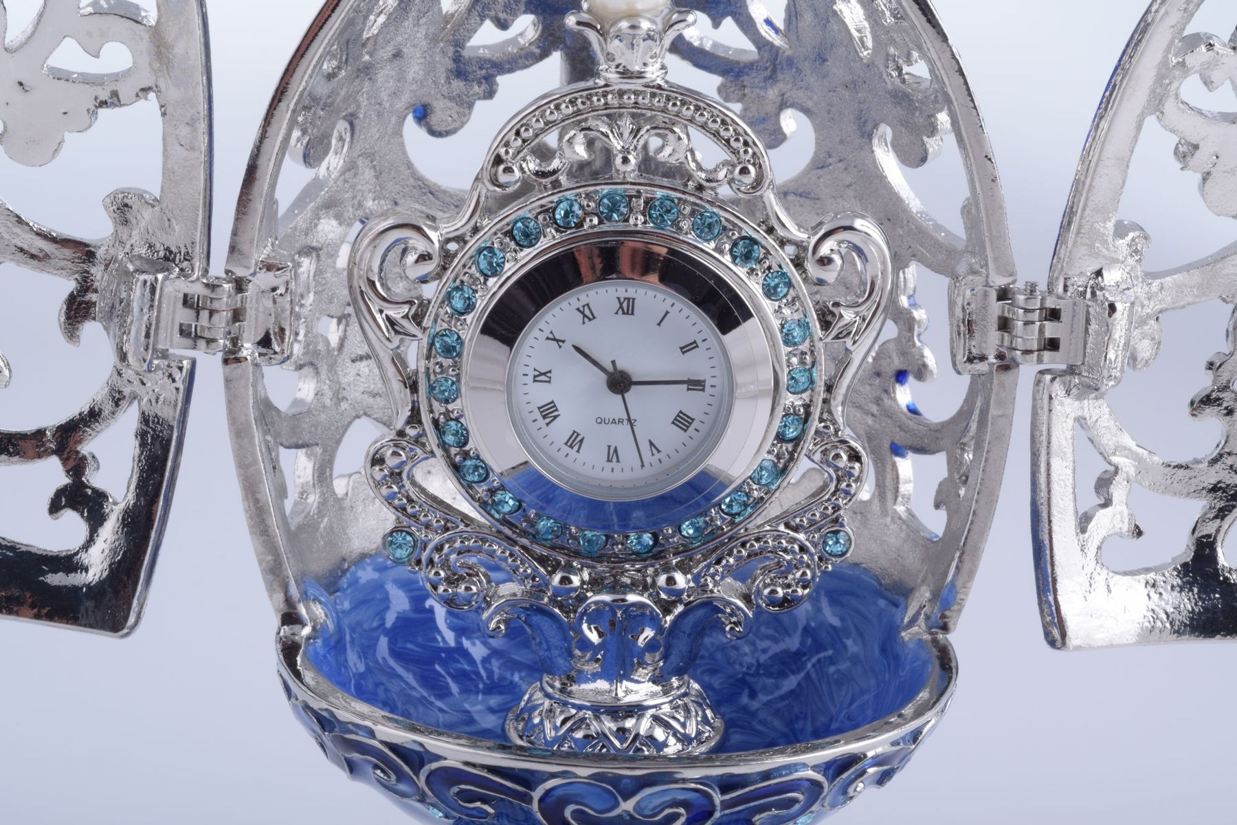 Oeuf Fabergé argenté et bleu