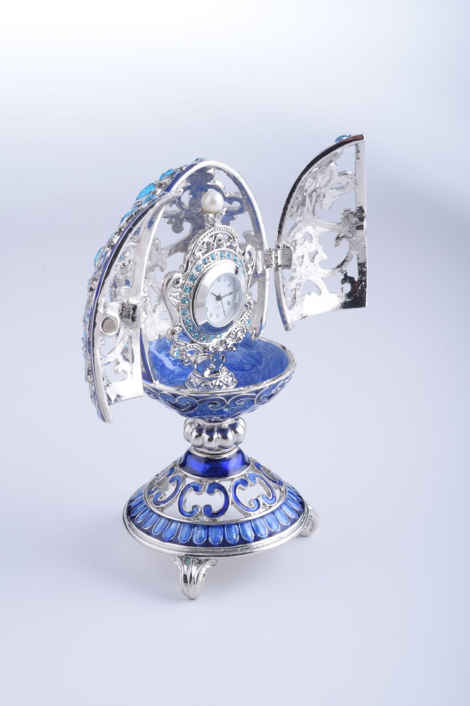 Oeuf Fabergé argenté et bleu