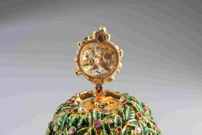 Lorbeerbaum-Fabergé-Ei mit bunten Kristallen