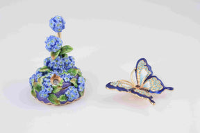 Blauer Schmetterling auf den Blumen