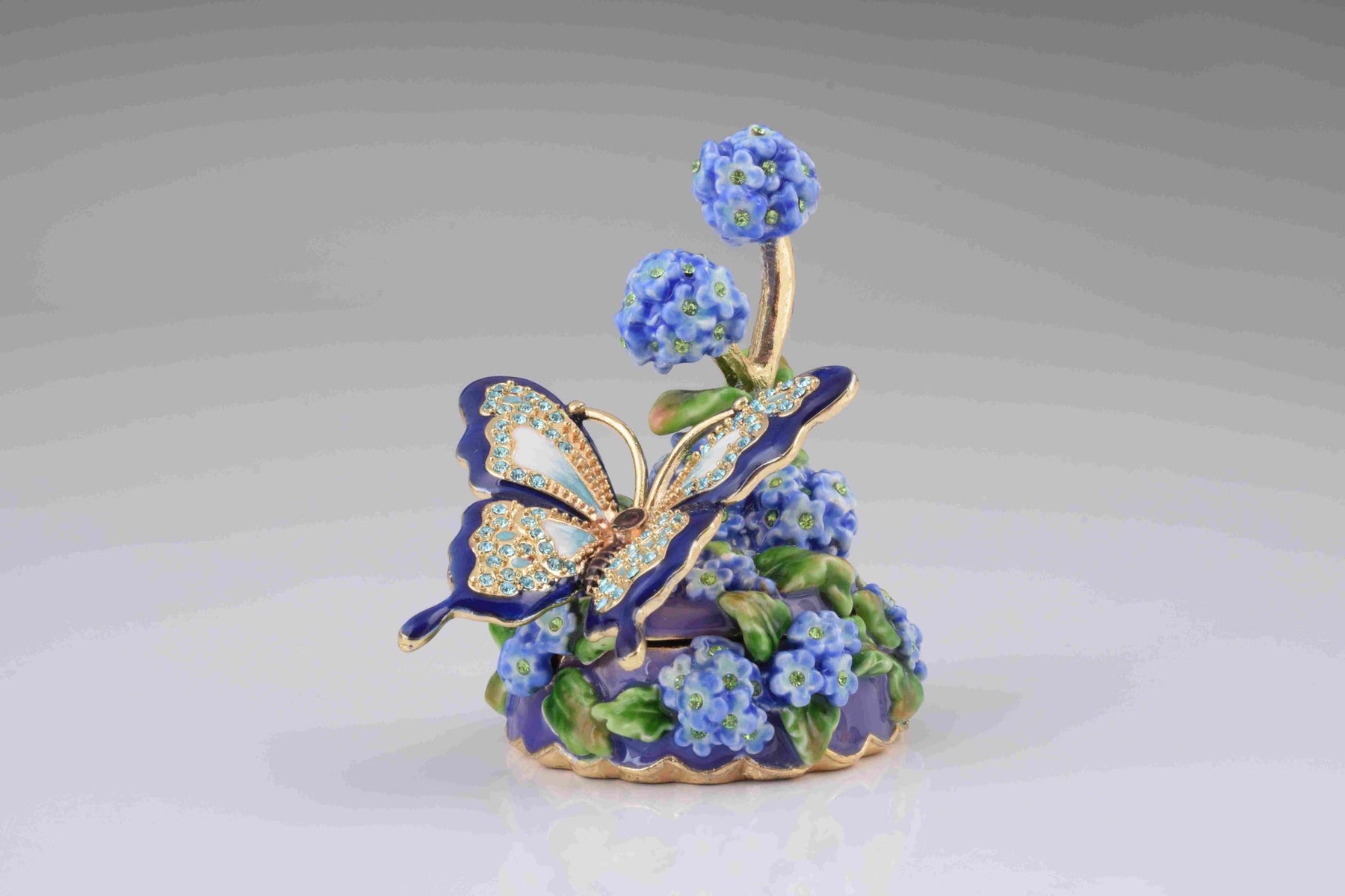 Blauer Schmetterling auf den Blumen